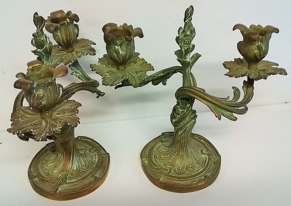 Paar Kerzenleuchter im Louis-XV-Stil aus grün patinierter Bronze, Ende des 19. Jahrhunderts