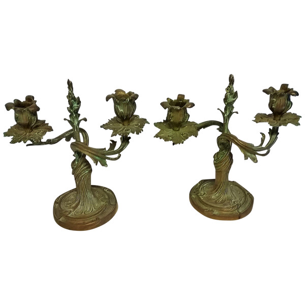 Paar Kerzenleuchter im Louis-XV-Stil aus grün patinierter Bronze, Ende des 19. Jahrhunderts