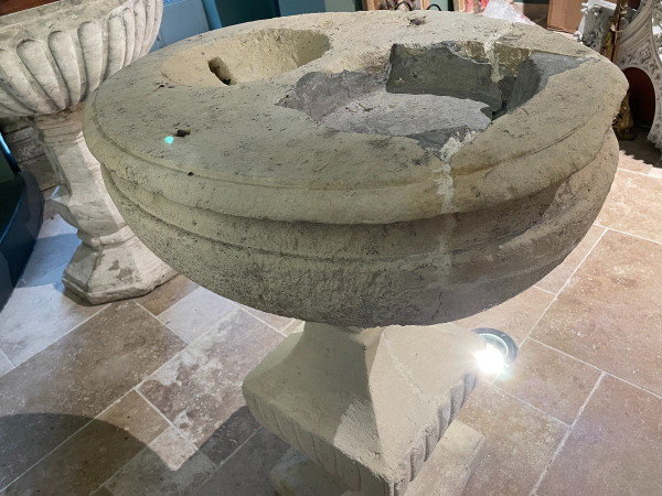 Taufbecken aus geschnitztem Stein - XVII