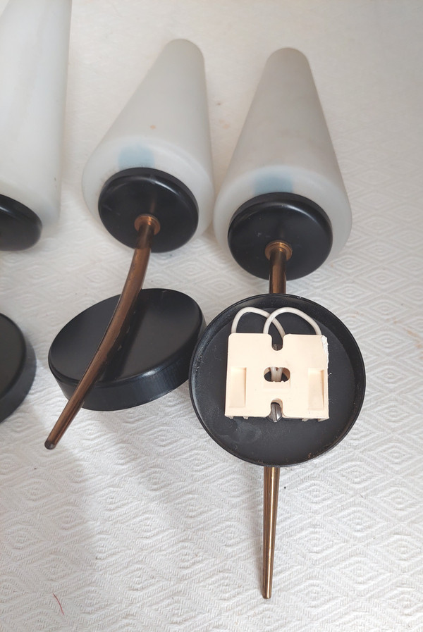 Drei Lunel- oder Arlus-Wandleuchter aus weißem Rauchglas und schwarz lackiertem Messing, 1960er Jahre