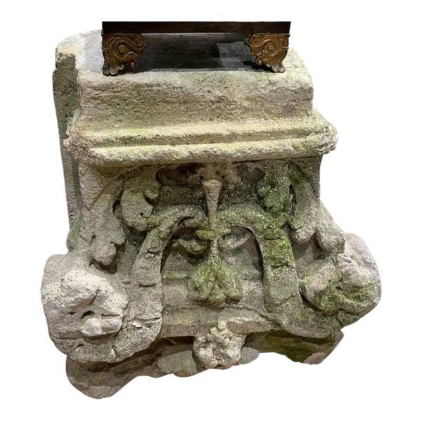 Stone Applique Capital - XVIth