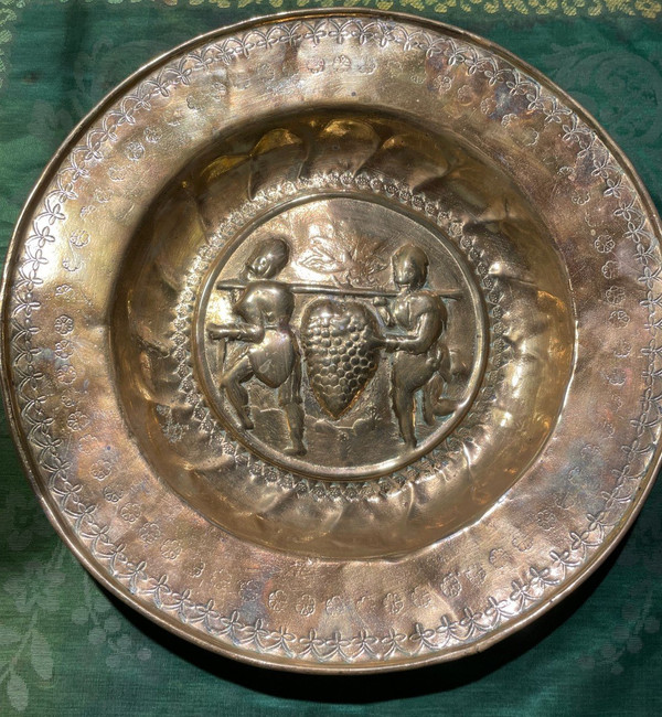 La Grappe de Canaan - Plat d'Offrandes En Laiton XVIe