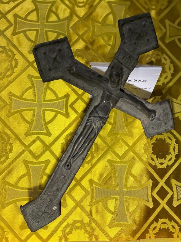 Cristo in bronzo su croce in rame repoussé - XVI secolo