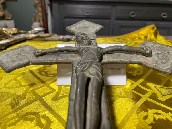 Cristo in bronzo su croce in rame repoussé - XVI secolo