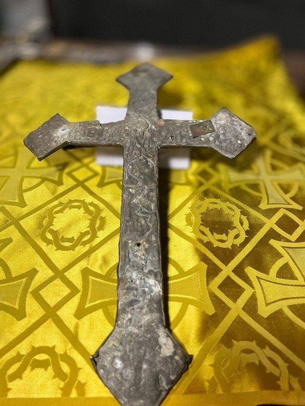 Cristo in bronzo su croce in rame repoussé - XVI secolo