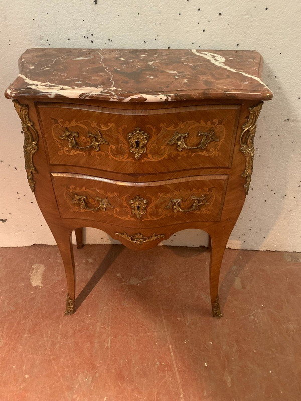 Petite Commode Galbée En Bois De Placage De Style Louis XV / XX Siècle