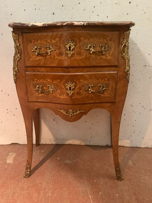 Petite Commode Galbée En Bois De Placage De Style Louis XV / XX Siècle