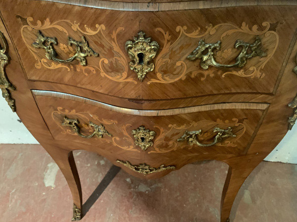 Petite Commode Galbée En Bois De Placage De Style Louis XV / XX Siècle
