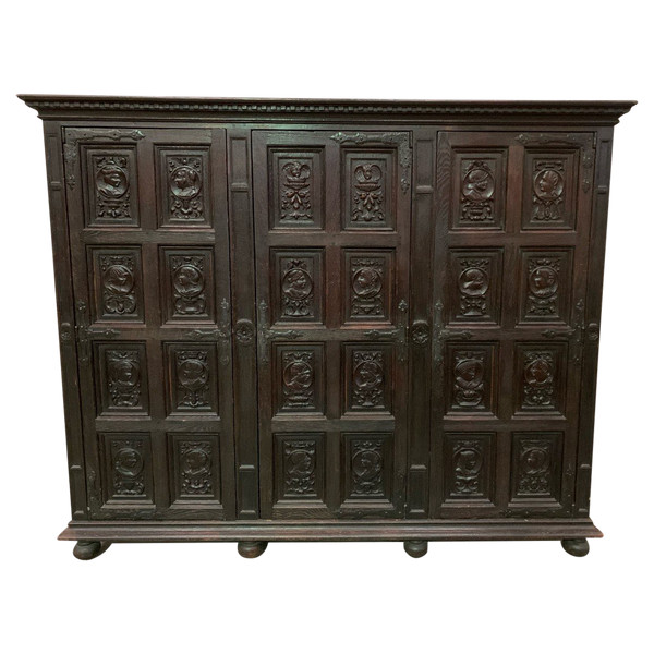 Meuble De Rangement A Trois Portes De Style Renaissance XX Siècle