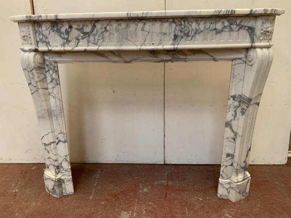Cheminée De Style Louis XVI En Marbre Blanc Veiné De Carrare XIX Siècle