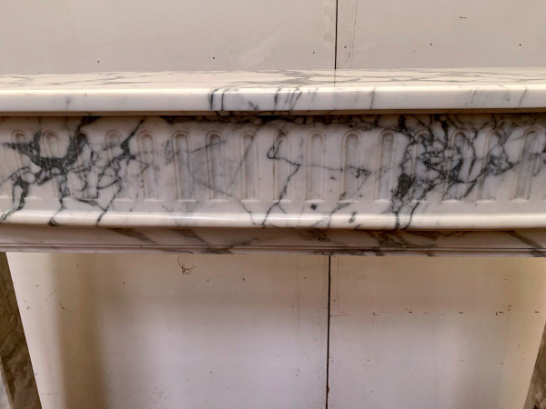 Cheminée De Style Louis XVI En Marbre Blanc Veiné De Carrare XIX Siècle