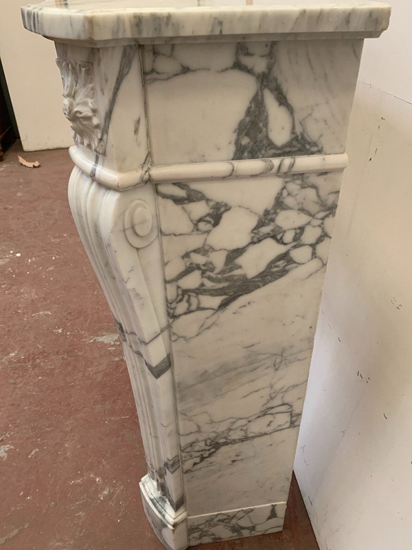 Cheminée De Style Louis XVI En Marbre Blanc Veiné De Carrare XIX Siècle