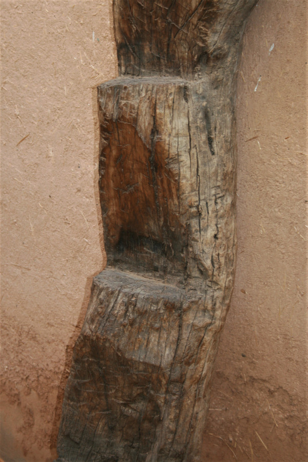 Spettacolare scala da soffitta africana.