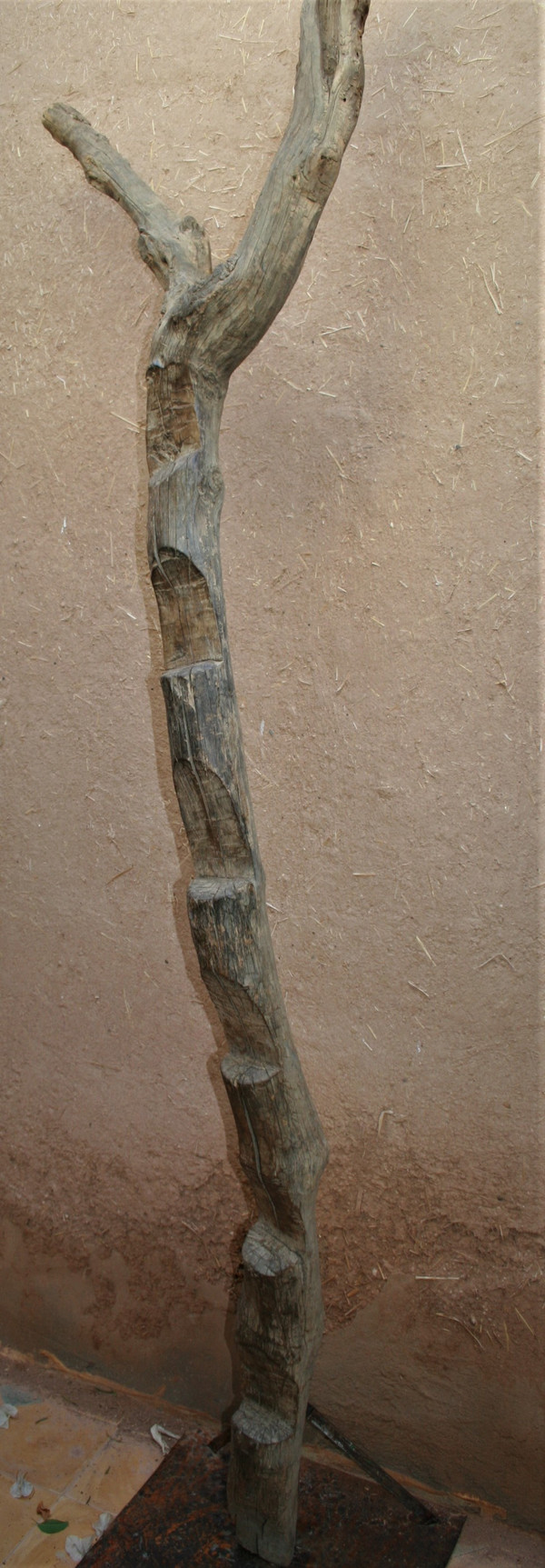 Scala da soffitta africana di grandi dimensioni.