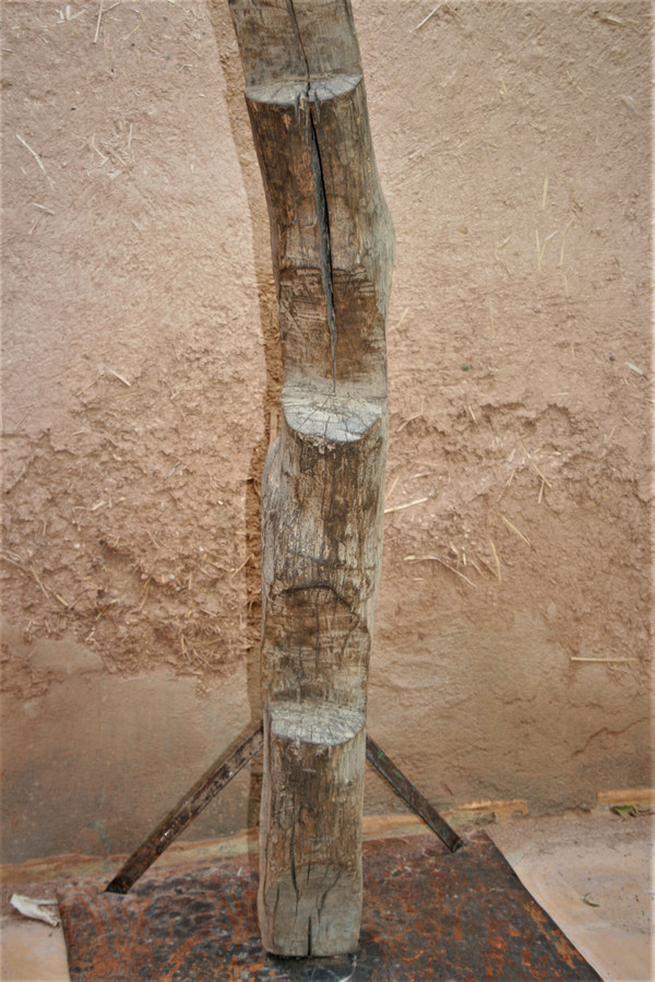 Scala da soffitta africana di grandi dimensioni.