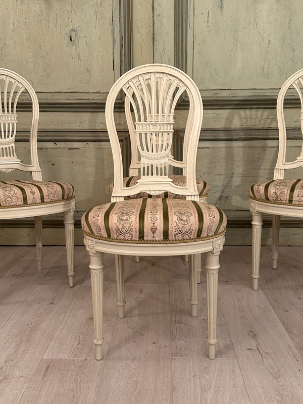 Ensemble De 4 Chaises En Bois Laqué Dossier Lyre De Style Louis XVI