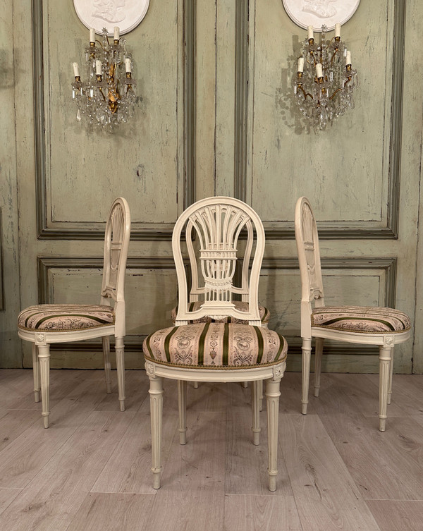 Ensemble De 4 Chaises En Bois Laqué Dossier Lyre De Style Louis XVI