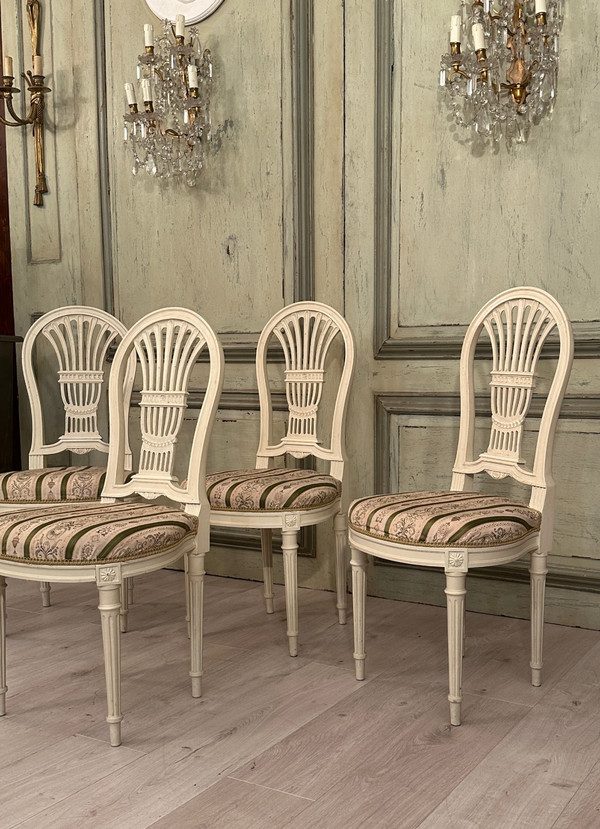Ensemble De 4 Chaises En Bois Laqué Dossier Lyre De Style Louis XVI
