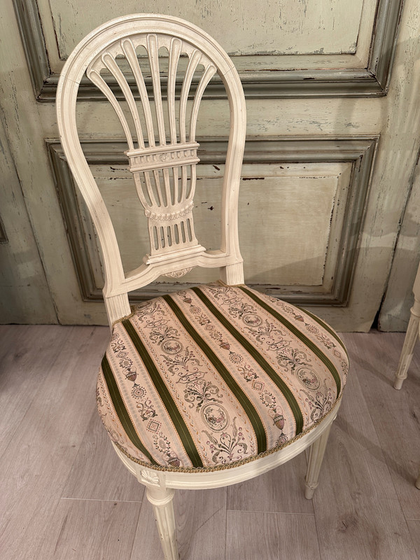Ensemble De 4 Chaises En Bois Laqué Dossier Lyre De Style Louis XVI