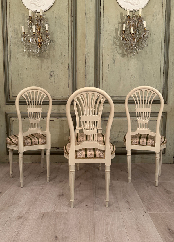 Ensemble De 4 Chaises En Bois Laqué Dossier Lyre De Style Louis XVI