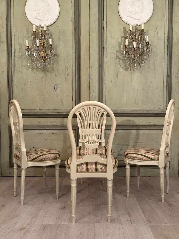 Ensemble De 4 Chaises En Bois Laqué Dossier Lyre De Style Louis XVI