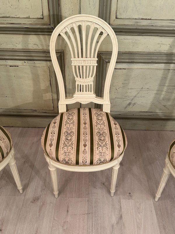 Ensemble De 4 Chaises En Bois Laqué Dossier Lyre De Style Louis XVI