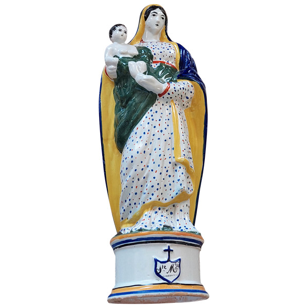 Statuette aus Fayence aus Quimper, die die Jungfrau Maria mit dem Jesuskind darstellt Ende des 19. Jahrhunderts