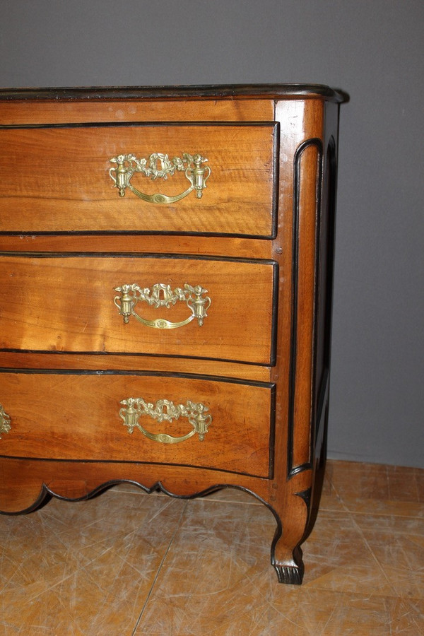 Commode galbée Grenobloise Louis XV en noyer XVIII