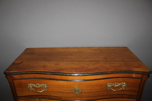 Commode galbée Grenobloise Louis XV en noyer XVIII