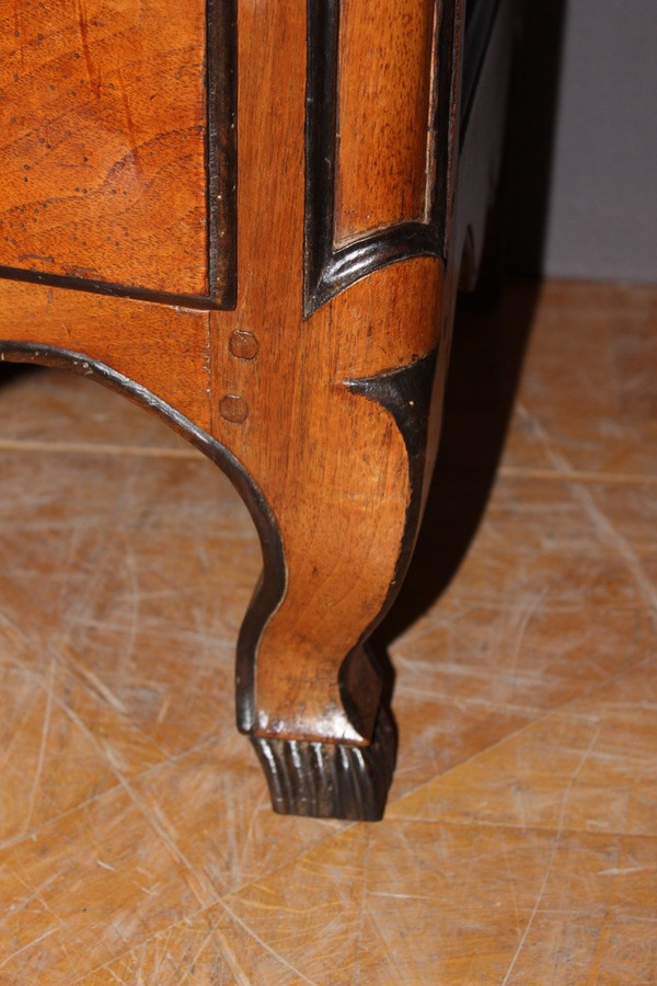 Commode galbée Grenobloise Louis XV en noyer XVIII