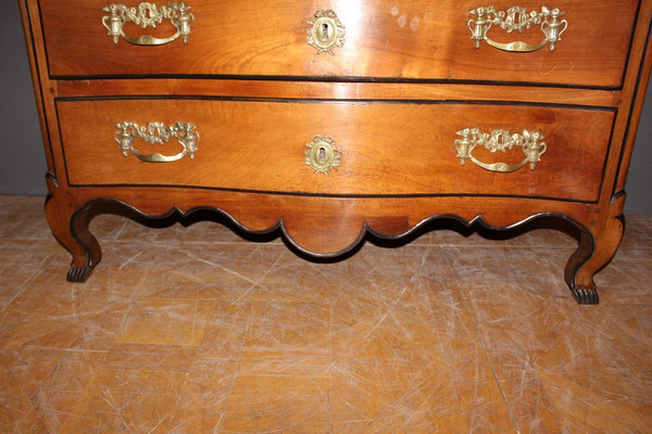 Commode galbée Grenobloise Louis XV en noyer XVIII