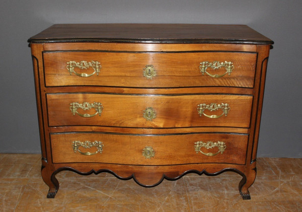 Commode galbée Grenobloise Louis XV en noyer XVIII