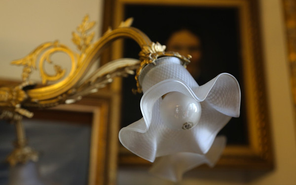 Lampada a sospensione in bronzo e tulipano in vetro smerigliato