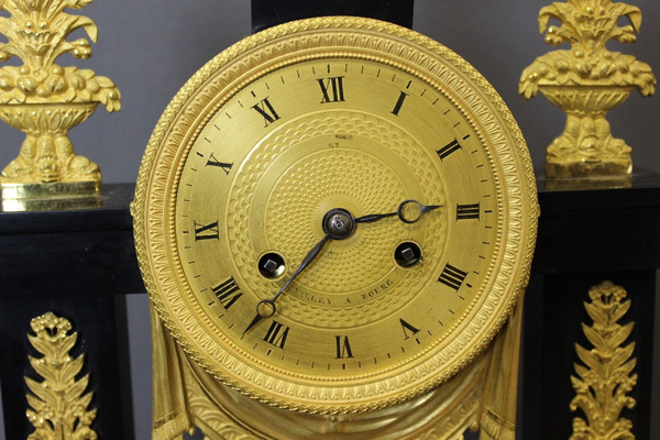 Restoration portico clock in marble and gilt bronze XIX