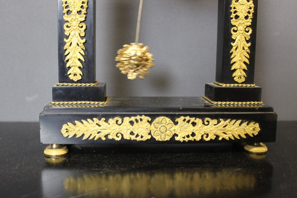 Restoration portico clock in marble and gilt bronze XIX