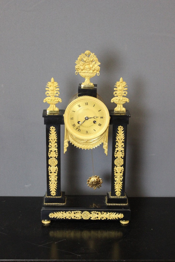 Restoration portico clock in marble and gilt bronze XIX