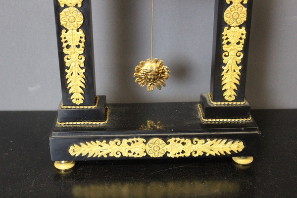 Restoration portico clock in marble and gilt bronze XIX