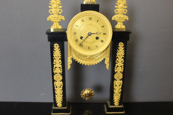 Restoration portico clock in marble and gilt bronze XIX