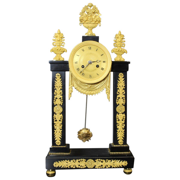 Restoration portico clock in marble and gilt bronze XIX