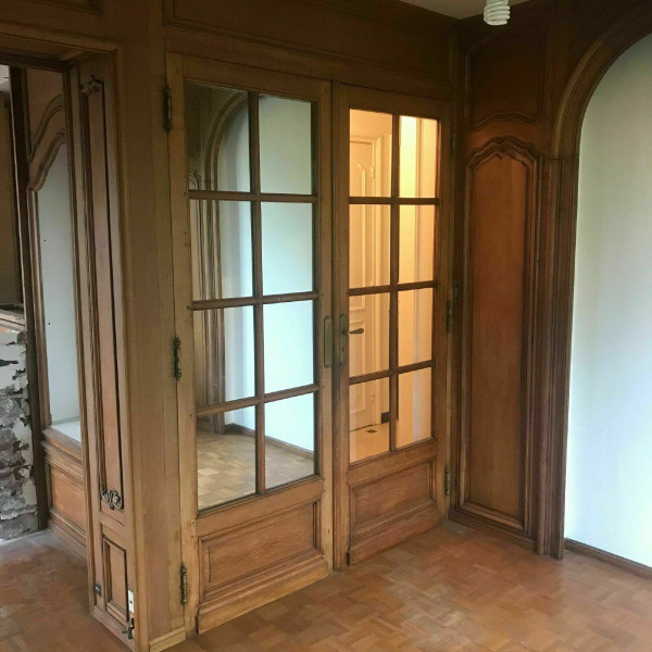 Boiserie in stile Luigi XV in massello di rovere del XX secolo