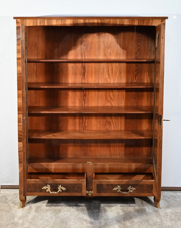 Schmaler Bücherschrank aus Nussbaum und Thuja, Geschmack Louis XV - Ende XIX.