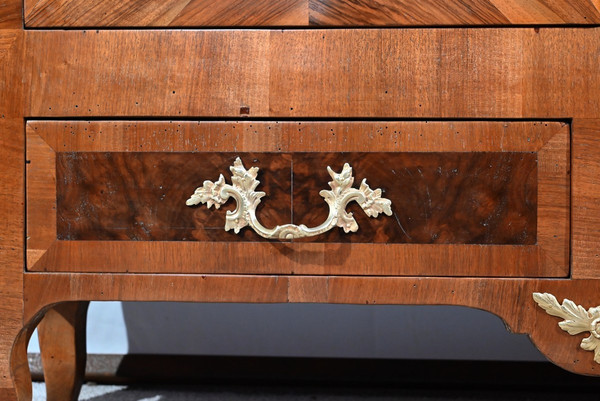 Schmaler Bücherschrank aus Nussbaum und Thuja, Geschmack Louis XV - Ende XIX.