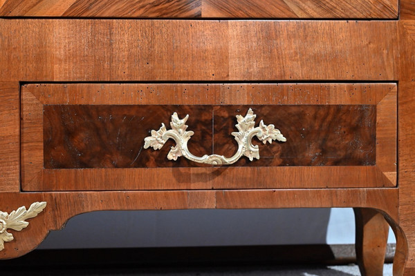 Schmaler Bücherschrank aus Nussbaum und Thuja, Geschmack Louis XV - Ende XIX.
