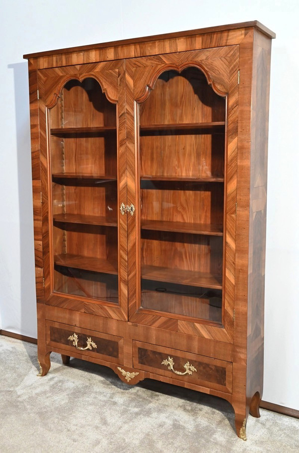 Schmaler Bücherschrank aus Nussbaum und Thuja, Geschmack Louis XV - Ende XIX.