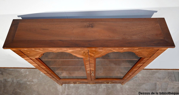 Schmaler Bücherschrank aus Nussbaum und Thuja, Geschmack Louis XV - Ende XIX.