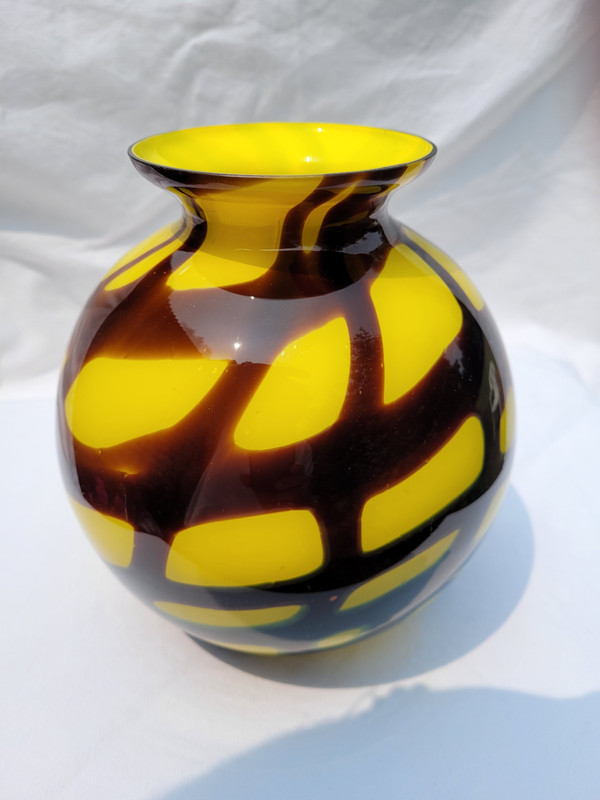Vase aus farbigem Glas Epoche der 1970er Jahre