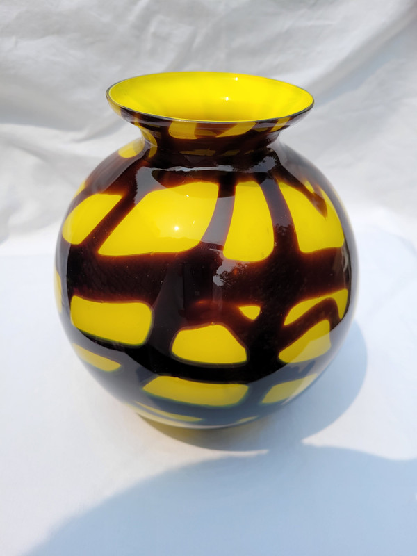 Vase aus farbigem Glas Epoche der 1970er Jahre