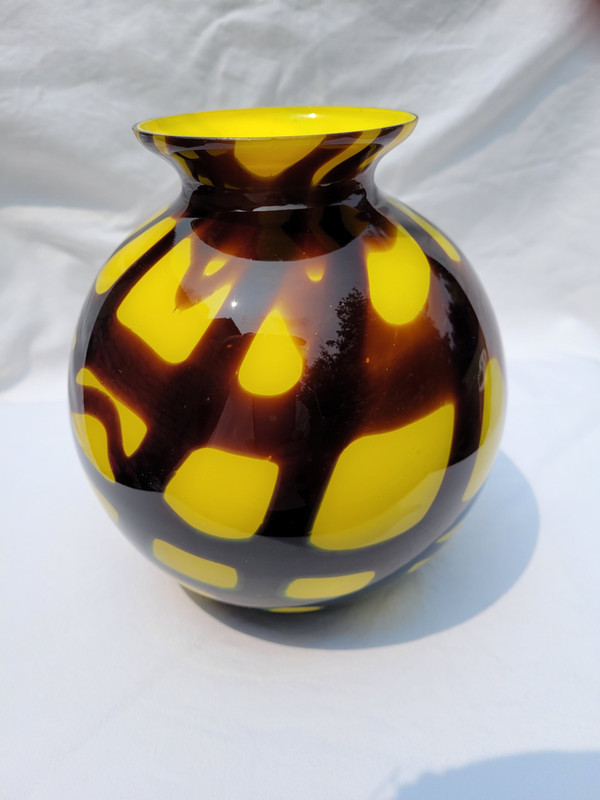 Vase aus farbigem Glas Epoche der 1970er Jahre