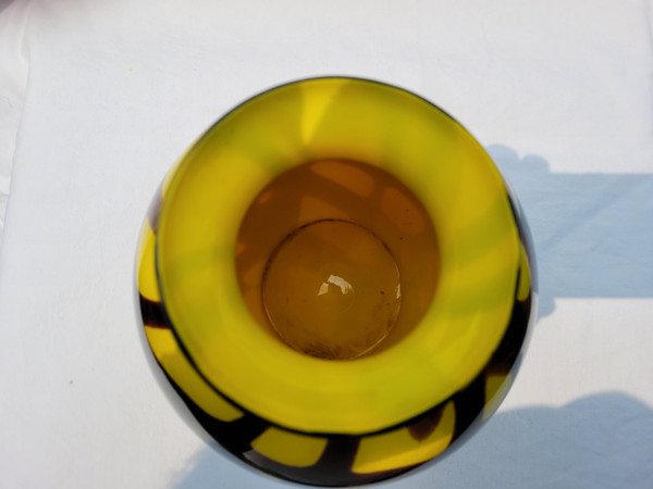 Vase aus farbigem Glas Epoche der 1970er Jahre