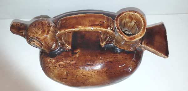 Krug oder Kanne in Form einer Ente aus Maron-Schlicker China Mitte des 20.